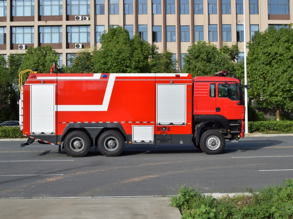 重汽豪沃后雙橋泡沫消防車(chē)（17.55噸）圖片