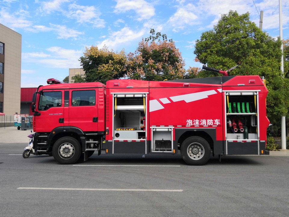 汕德卡單橋水罐消防車(7.2噸)圖片